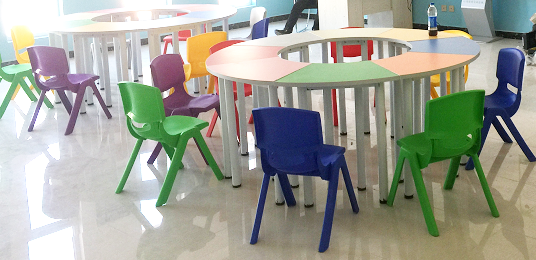 彩色变形团体桌子