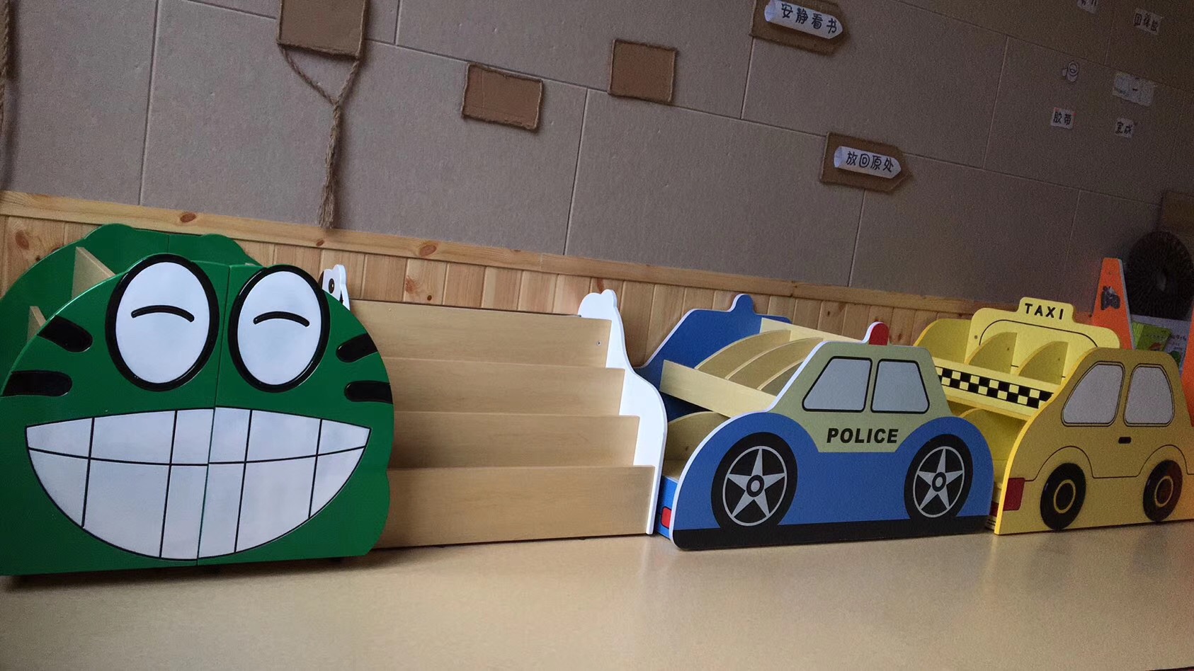 幼儿园卡通实木书柜