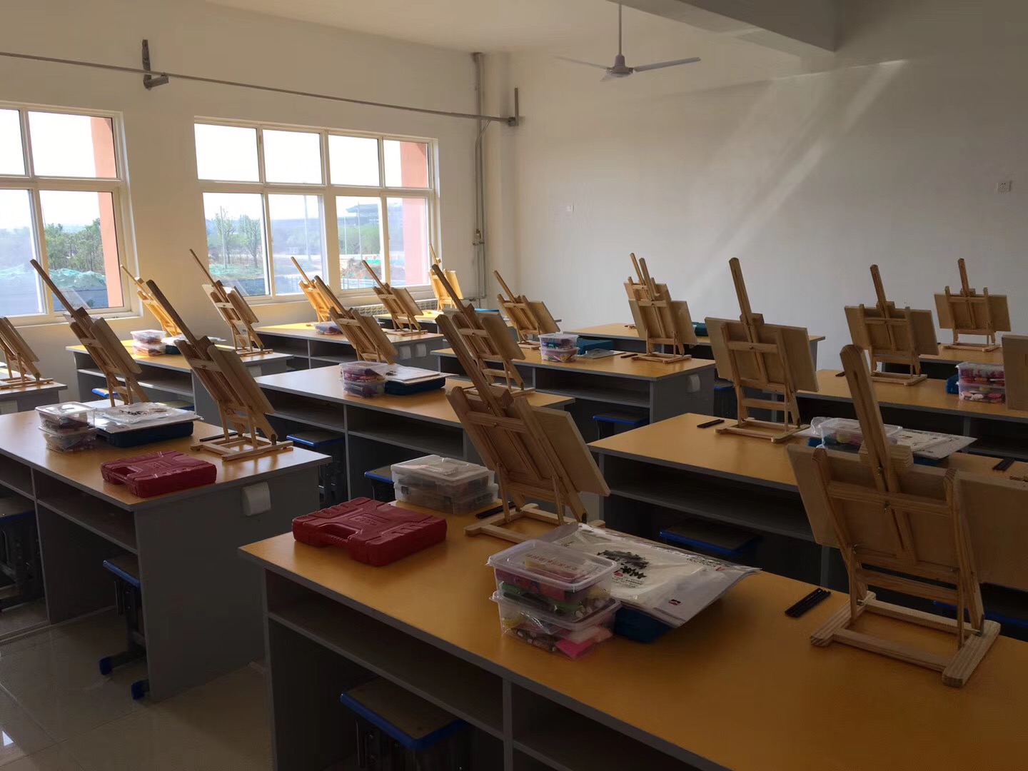 新型双面可落座美术教室